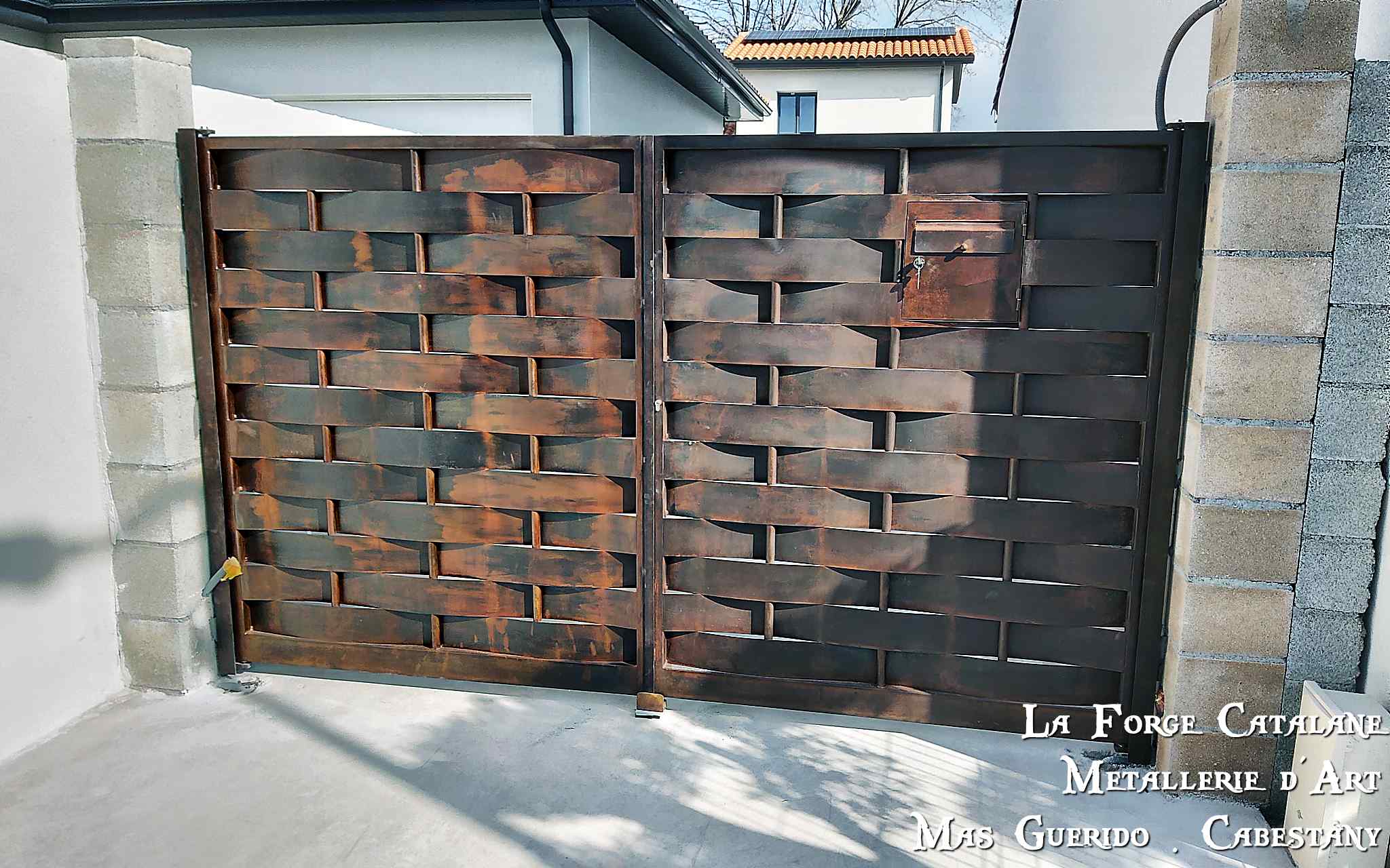 portail 2 vantaux en lames tressees avec tubes rouillee forge catalane.jpg